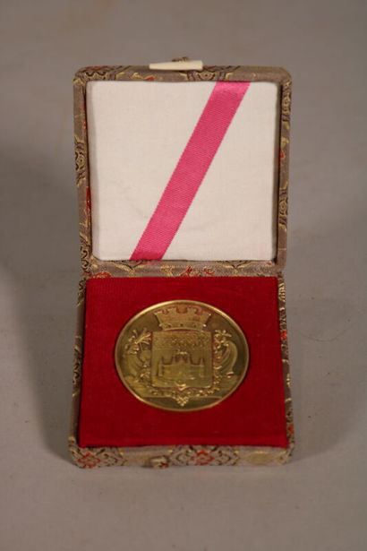 null Medal in yellow gold Bordeaux, University Hospital of Bordeaux to Jean TAVERNIER,...