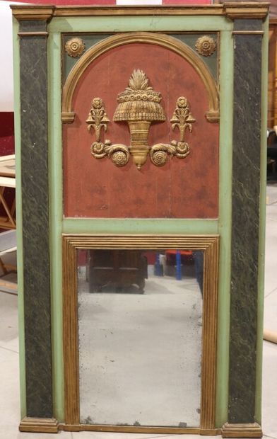 null Trumeau in green and red lacquered wood decorated in relief with an applique...