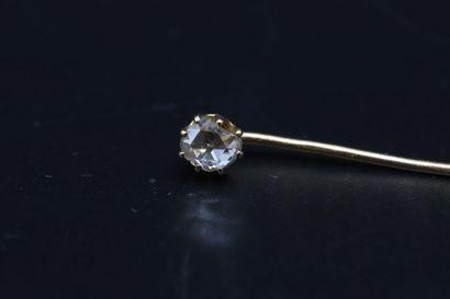 null Yellow gold tie pin with a rose-cut diamond - 1.32 g 

shock to the diamond