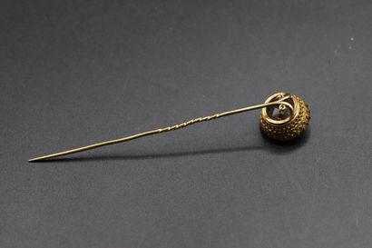 null Tie pin in yellow gold with a smoky quartz. Gross weight : 6,21 g