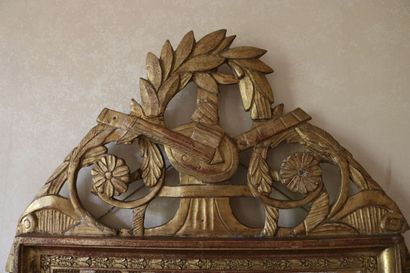 null Louis XVI gilded wood window, openwork pediment with a musical instrument. 

96...