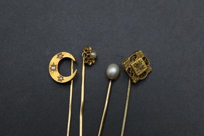 null Suite of three tie pins in yellow gold and pearls, one of which is in the shape...