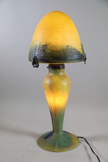 null THE FRENCH GLASS

Mushroom lamp in yellow and blue marmorated glass, 

signed...