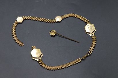 null Chain of chatelaine in yellow gold damaged with two motives of flowers and two...