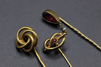 null Suite of three tie pins in yellow gold: two with a knot, one set with a small...