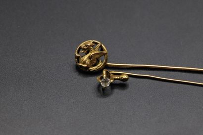 null Yellow gold tie pin decorated with a bird's foot holding a white stone, 1.56...