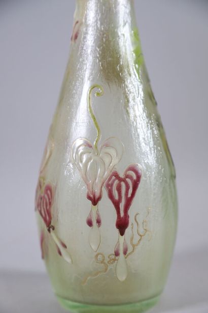 null Émile GALLÉ (1846-1904)

Vase in light green frosted glass with bulbous neck...