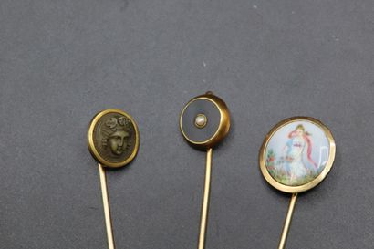 null Suite of three yellow gold tie pins, one decorated with a round porcelain plate...