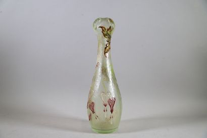 null Émile GALLÉ (1846-1904)

Vase in light green frosted glass with bulbous neck...
