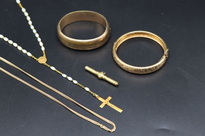null * Set of costume jewelry: two opening bracelets, a mechanical pencil, a rosary,...