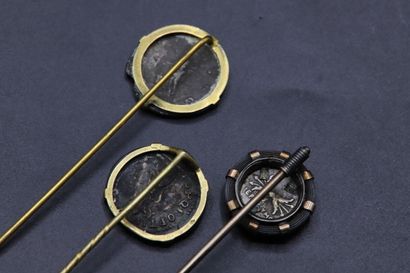 null Suite de trois épingles de cravate en or orné de trois monnaies anciennes :...