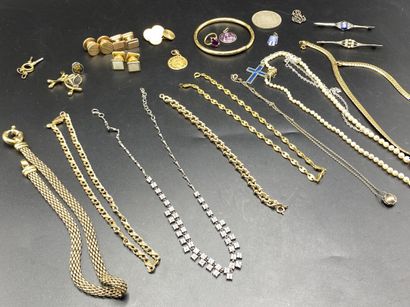 null Set of costume jewelry including 20 Fr Turin, medals and silver brooch for 29.31...