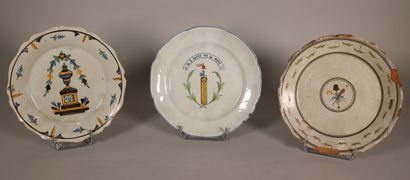 null NEVERS

Three revolutionary plates with contoured edge with polychrome decoration,...