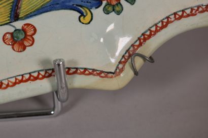 null ROUEN

Oval dish with curved edge, polychrome decoration in full of a double...