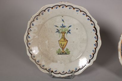 null NEVERS

Three plates with contoured edge with polychrome decoration in the center...
