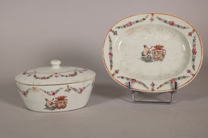 null COMPANY OF THE INDIES

Covered oval sugar bowl and its display stand with polychrome...