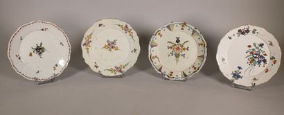 null NEVERS

Quatre assiettes à bord contourné à décor polychrome d'un bouquet de...