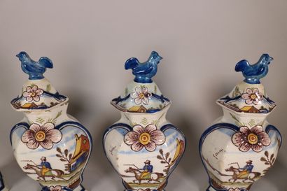 null DESVRES

Garniture de cinq vases dans le goût de Delft composée de trois vases...