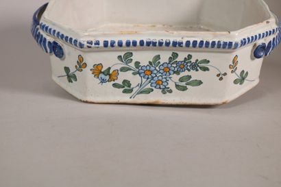null NEVERS

Octagonal planter with polychrome decoration of bouquets of flowers.

A...