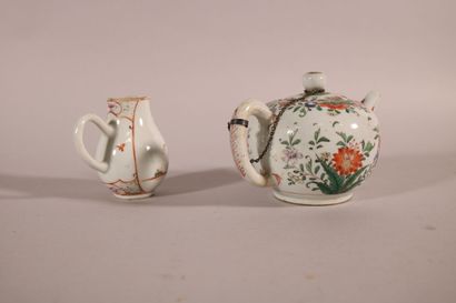 null CHINA and INDIA COMPANY

Globular teapot and a lid in porcelain with polychrome...