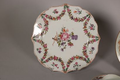 null COMPANY OF THE INDIES

Plate decorated with pepper leaves, a modern plate and...