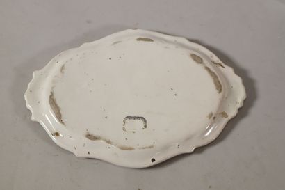 null ITALY - Doccia and others 

An oval tray, an oval box covered with an hourglass...