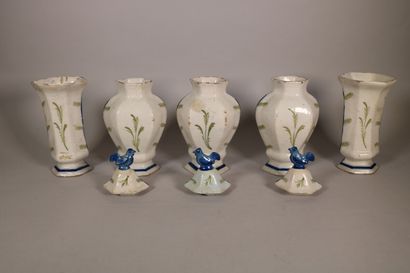 null DESVRES

Garniture de cinq vases dans le goût de Delft composée de trois vases...