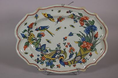 null ROUEN

Oval dish with curved edge, polychrome decoration in full of a double...