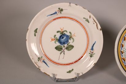 null AUXERROIS

Plate decorated with flowers and a plate with two birds on a bar...