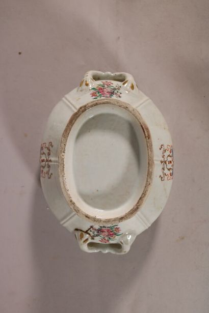 null COMPAGNIE DES INDES

Terrine ovale en porcelaine couverte à décor d'une armoirie...