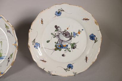 null NEVERS

Revolutionary plate with contoured edge with polychrome decoration in...