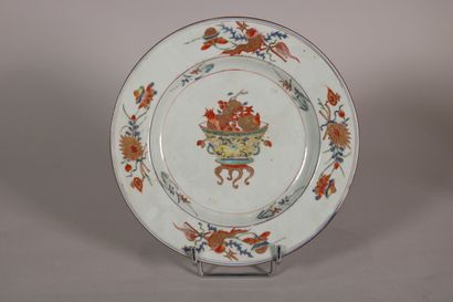 null CHINA

Plate with polychrome decoration in the center of a flared cup on a table...
