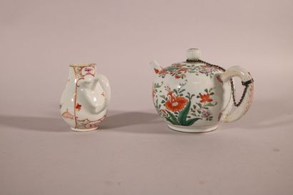 null CHINA and INDIA COMPANY

Globular teapot and a lid in porcelain with polychrome...