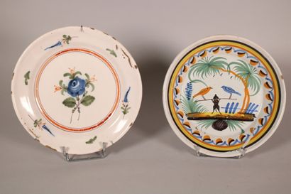 null AUXERROIS

Plate decorated with flowers and a plate with two birds on a bar...