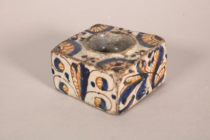 null SPAIN - Talavera

Square inkwell with tricolor decoration of large foliage

Wear...