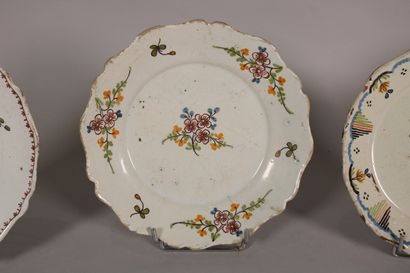 null NEVERS

Four plates with contoured edge with polychrome decoration of a central...