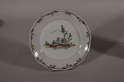 null NEVERS

A plate with contoured edge with polychrome decoration of a woodcutter...