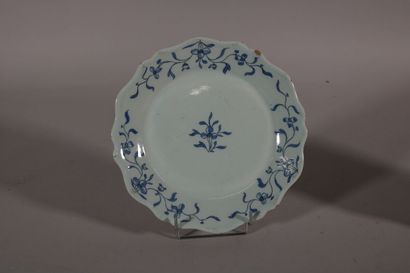 null ROUEN

Two plates, one with contoured edge, blue camaïeu decoration, the other...