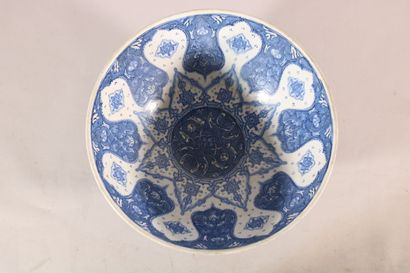 null TURKEY

Large bowl in siliceous paste with decoration in the center of interlaces...