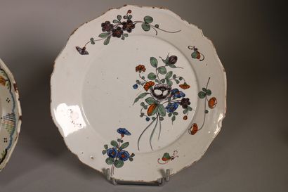 null NEVERS

Four plates with contoured edge with polychrome decoration of a central...