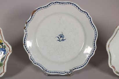 null ROUEN

Plate decorated with a flower in blue monochrome, a compotier polychrome...