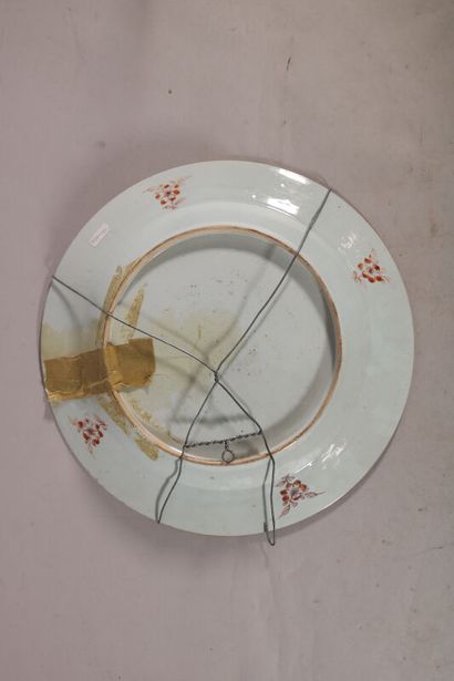 null CHINE

Grand plat rond en porcelaine à décor polychrome aux émaux de la famille...