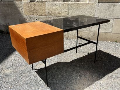 null Pierre PAULIN (1927-2009) CM 141 desk with two drawers in light oak veneer on...