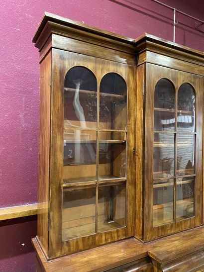 null Mahogany veneered bookcase with two recessed bodies, opening in the upper part...