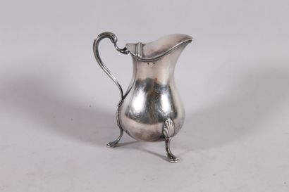 null Silver selfish coffee pot, plain body of baluster shape, molded handle, resting...