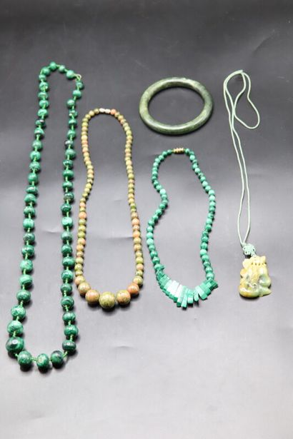 null Three necklaces in ornamental stones, a pendant and a rush bracelet.