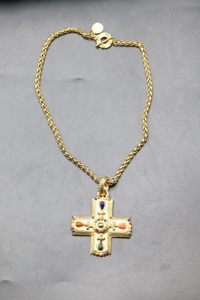 null Pendentif croix carrée en métal doré et émail, retenu par une chaîne doré style...