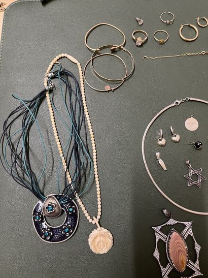 null Set of silver jewelry, pendants.

Gross weight : 174 g 

we join some metal...