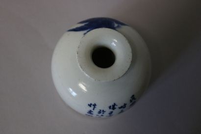null CHINE, pot à eau en porcelaine bleu blanc à décor de femmes 

H. 8 cm - Ø. 9,2...