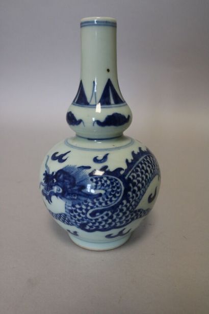 null CHINE, vase en porcelaine bleu blanc à décor de dragons

H. 16 cm